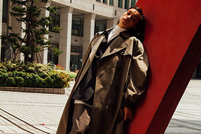 ビックシルエット｜ミュベール×アクアスキュータム、メンズ用トレンチコートを解体しレディースアイテムへ