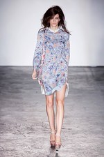 フラワープリントでユニーク描くドリーミーな世界 - クレメンツ リベイロ(CLEMENTS RIBEIRO)、2012年春夏コレクション｜写真1