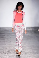 フラワープリントでユニーク描くドリーミーな世界 - クレメンツ リベイロ(CLEMENTS RIBEIRO)、2012年春夏コレクション｜写真2