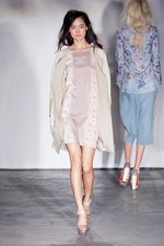 フラワープリントでユニーク描くドリーミーな世界 - クレメンツ リベイロ(CLEMENTS RIBEIRO)、2012年春夏コレクション｜写真10