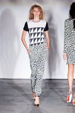 フラワープリントでユニーク描くドリーミーな世界 - クレメンツ リベイロ(CLEMENTS RIBEIRO)、2012年春夏コレクション｜写真21