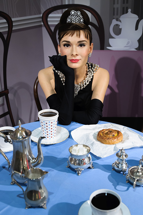 オードリー・ヘプバーン×『いつかティファニーで朝食を』原画展、マダム・タッソー東京で開催 | 写真