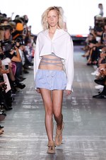 アレキサンダー ワン 17年春夏コレクション、サーフカルチャーを感じる“ネオンウォーターワールド”｜写真1