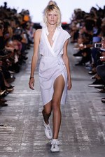 アレキサンダー ワン 17年春夏コレクション、サーフカルチャーを感じる“ネオンウォーターワールド”｜写真4