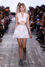 アレキサンダー ワン 17年春夏コレクション、サーフカルチャーを感じる“ネオンウォーターワールド”｜写真6