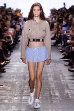 アレキサンダー ワン 17年春夏コレクション、サーフカルチャーを感じる“ネオンウォーターワールド”｜写真7