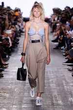 アレキサンダー ワン 17年春夏コレクション、サーフカルチャーを感じる“ネオンウォーターワールド”｜写真8