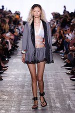 アレキサンダー ワン 17年春夏コレクション、サーフカルチャーを感じる“ネオンウォーターワールド”｜写真9