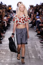 アレキサンダー ワン 17年春夏コレクション、サーフカルチャーを感じる“ネオンウォーターワールド”｜写真10