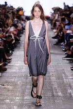 アレキサンダー ワン 17年春夏コレクション、サーフカルチャーを感じる“ネオンウォーターワールド”｜写真11