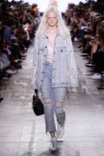 アレキサンダー ワン 17年春夏コレクション、サーフカルチャーを感じる“ネオンウォーターワールド”｜写真15