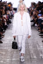 アレキサンダー ワン 17年春夏コレクション、サーフカルチャーを感じる“ネオンウォーターワールド”｜写真16