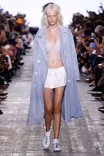 アレキサンダー ワン 17年春夏コレクション、サーフカルチャーを感じる“ネオンウォーターワールド”｜写真17