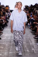 アレキサンダー ワン 17年春夏コレクション、サーフカルチャーを感じる“ネオンウォーターワールド”｜写真19