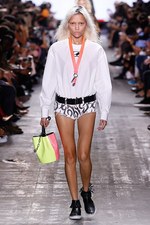 アレキサンダー ワン 17年春夏コレクション、サーフカルチャーを感じる“ネオンウォーターワールド”｜写真20