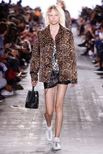 アレキサンダー ワン 17年春夏コレクション、サーフカルチャーを感じる“ネオンウォーターワールド”｜写真21