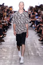 アレキサンダー ワン 17年春夏コレクション、サーフカルチャーを感じる“ネオンウォーターワールド”｜写真26