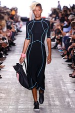 アレキサンダー ワン 17年春夏コレクション、サーフカルチャーを感じる“ネオンウォーターワールド”｜写真31