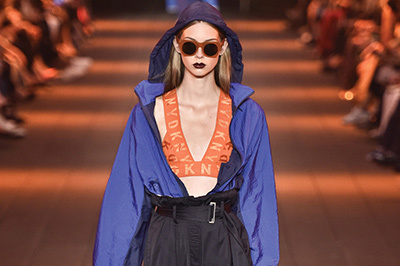 DKNY 2017年春夏コレクション - 近未来都市・ネオ ソーホーの“新NYスタイル”とは