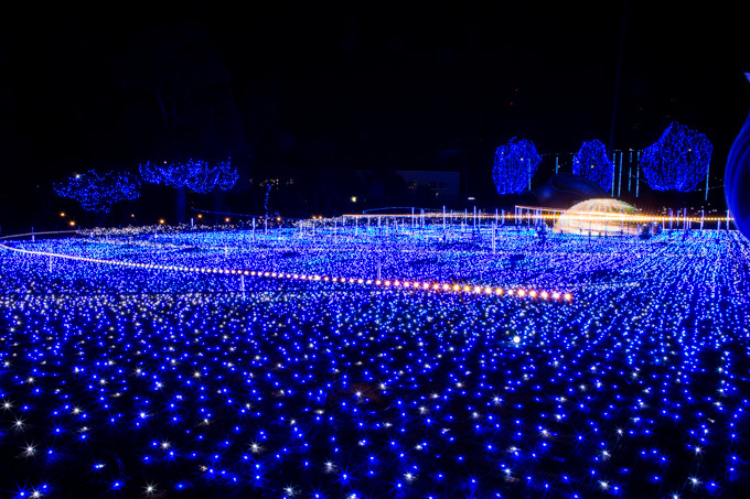 「ミッドタウン・クリスマス 2016」東京・六本木で- 幻想的な青いイルミネーションで宇宙空間を再現｜写真5