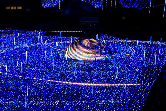 「ミッドタウン・クリスマス 2016」東京・六本木で- 幻想的な青いイルミネーションで宇宙空間を再現｜写真2