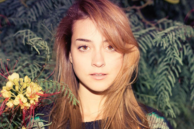 スペイン出身、世界中から注目を集める美女シンガー・ソングライター「ロシアン・レッド」が日本デビュー