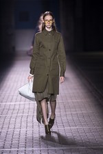 マルベリー 2017年春夏コレクション - ユニフォームを頼りに巡る英国への旅｜写真1