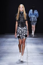 時代の先端を行く、モダン・スポーティースタイル - アレキサンダー ワン(ALEXANDER WANG) 2012年春夏コレクション｜写真16