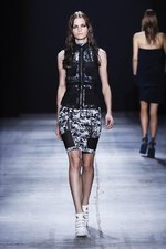 時代の先端を行く、モダン・スポーティースタイル - アレキサンダー ワン(ALEXANDER WANG) 2012年春夏コレクション｜写真17