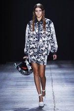 時代の先端を行く、モダン・スポーティースタイル - アレキサンダー ワン(ALEXANDER WANG) 2012年春夏コレクション｜写真21