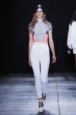 時代の先端を行く、モダン・スポーティースタイル - アレキサンダー ワン(ALEXANDER WANG) 2012年春夏コレクション｜写真26
