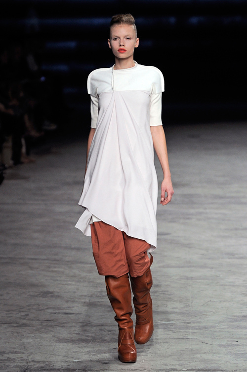 抑制されたデザインに秘められたラディカルな強さとエレガンス - リック オウエンス(Rick Owens) 2012年春夏ウィメンズコレクション