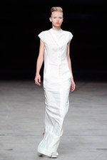 抑制されたデザインに秘められたラディカルな強さとエレガンス - リック オウエンス(Rick Owens) 2012年春夏ウィメンズコレクション｜写真1
