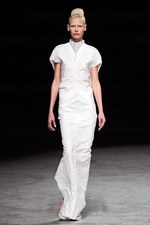 抑制されたデザインに秘められたラディカルな強さとエレガンス - リック オウエンス(Rick Owens) 2012年春夏ウィメンズコレクション｜写真3