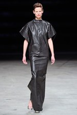 抑制されたデザインに秘められたラディカルな強さとエレガンス - リック オウエンス(Rick Owens) 2012年春夏ウィメンズコレクション｜写真5