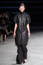 抑制されたデザインに秘められたラディカルな強さとエレガンス - リック オウエンス(Rick Owens) 2012年春夏ウィメンズコレクション｜写真7