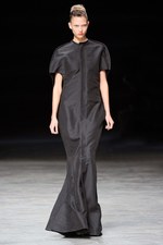 抑制されたデザインに秘められたラディカルな強さとエレガンス - リック オウエンス(Rick Owens) 2012年春夏ウィメンズコレクション｜写真8