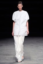 抑制されたデザインに秘められたラディカルな強さとエレガンス - リック オウエンス(Rick Owens) 2012年春夏ウィメンズコレクション｜写真9