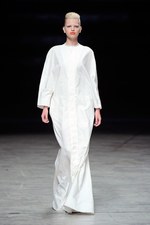 抑制されたデザインに秘められたラディカルな強さとエレガンス - リック オウエンス(Rick Owens) 2012年春夏ウィメンズコレクション｜写真10