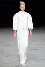 抑制されたデザインに秘められたラディカルな強さとエレガンス - リック オウエンス(Rick Owens) 2012年春夏ウィメンズコレクション｜写真12