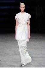 抑制されたデザインに秘められたラディカルな強さとエレガンス - リック オウエンス(Rick Owens) 2012年春夏ウィメンズコレクション｜写真21