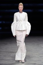 抑制されたデザインに秘められたラディカルな強さとエレガンス - リック オウエンス(Rick Owens) 2012年春夏ウィメンズコレクション｜写真23