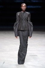 抑制されたデザインに秘められたラディカルな強さとエレガンス - リック オウエンス(Rick Owens) 2012年春夏ウィメンズコレクション｜写真24