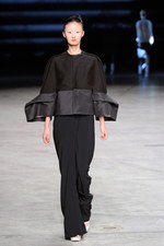 抑制されたデザインに秘められたラディカルな強さとエレガンス - リック オウエンス(Rick Owens) 2012年春夏ウィメンズコレクション｜写真28