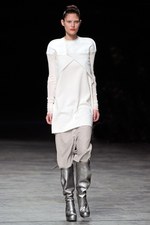 抑制されたデザインに秘められたラディカルな強さとエレガンス - リック オウエンス(Rick Owens) 2012年春夏ウィメンズコレクション｜写真30