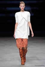 抑制されたデザインに秘められたラディカルな強さとエレガンス - リック オウエンス(Rick Owens) 2012年春夏ウィメンズコレクション｜写真32