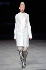抑制されたデザインに秘められたラディカルな強さとエレガンス - リック オウエンス(Rick Owens) 2012年春夏ウィメンズコレクション｜写真33