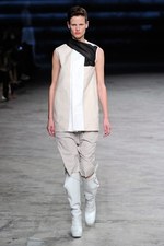 抑制されたデザインに秘められたラディカルな強さとエレガンス - リック オウエンス(Rick Owens) 2012年春夏ウィメンズコレクション｜写真35