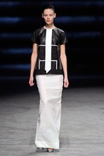 抑制されたデザインに秘められたラディカルな強さとエレガンス - リック オウエンス(Rick Owens) 2012年春夏ウィメンズコレクション｜写真28