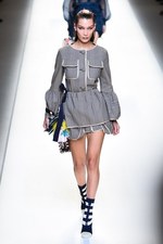 フェンディ 2017年春夏コレクション - 現代に舞い降りたロココ・プリンセス｜写真1